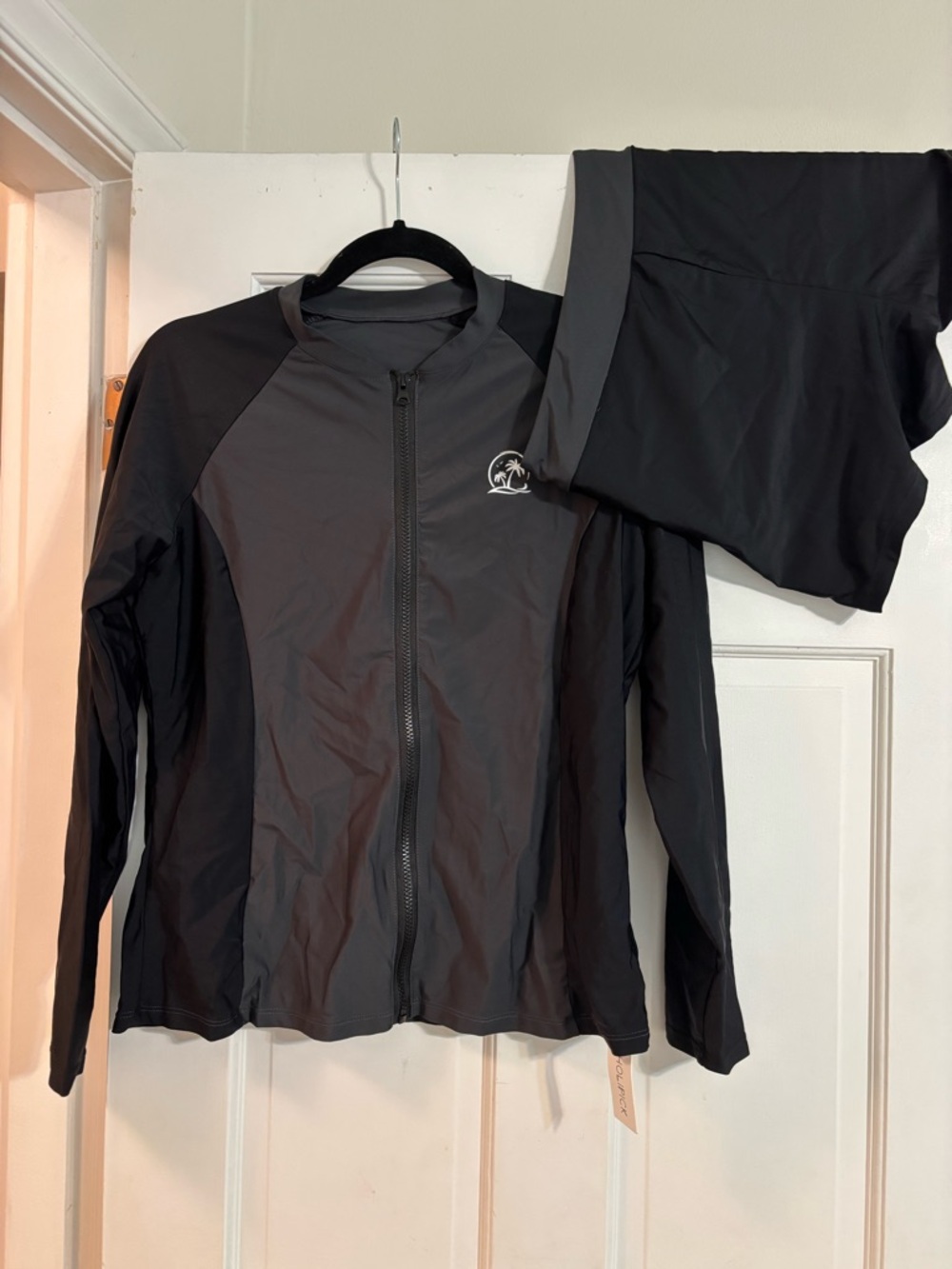 HOLIPICK 2 PC Women’s Black & Charcoal Full-Zip Rash Guard and Bottoms